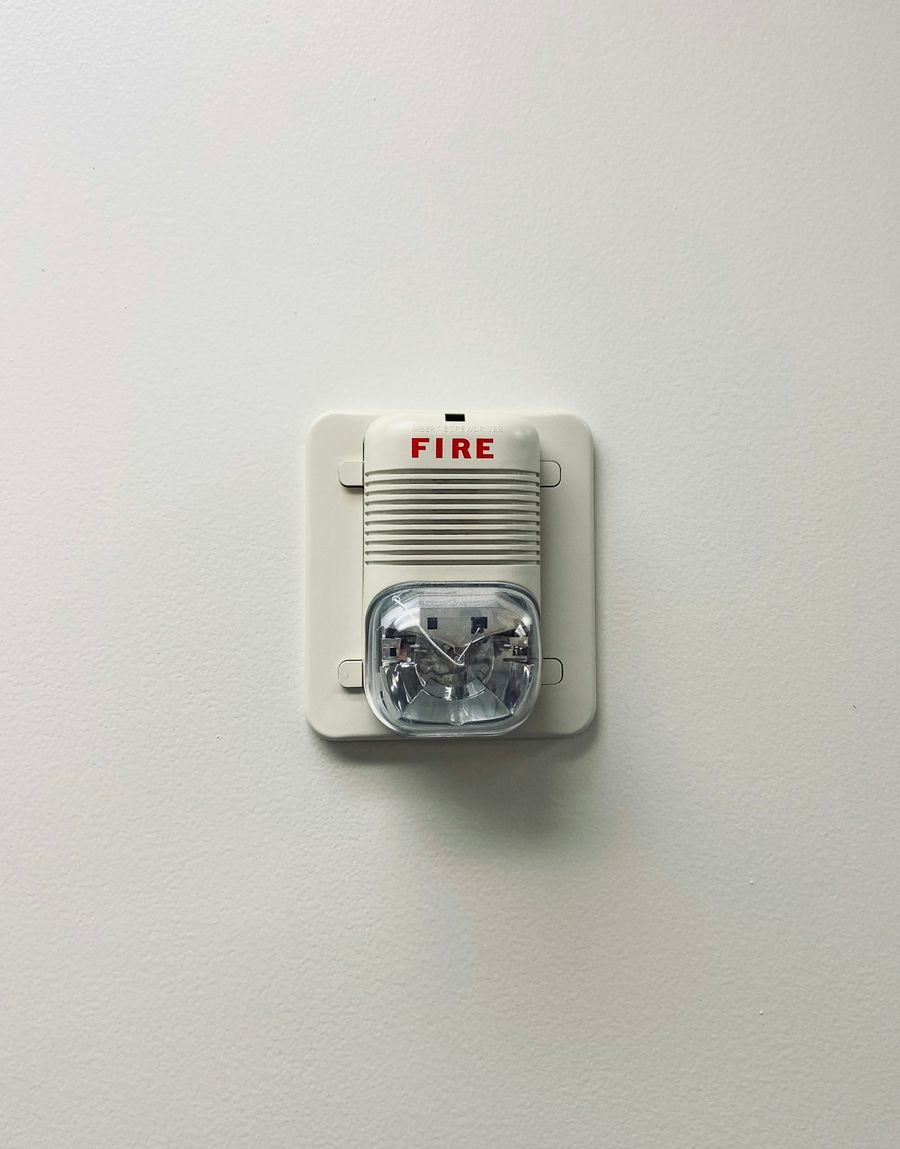 Detector de fumaça moderno instalado no teto
